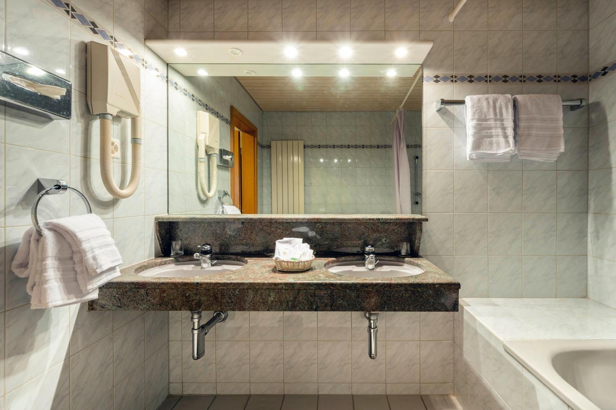 Hotel Restaurant Krone Aarberg Room photo